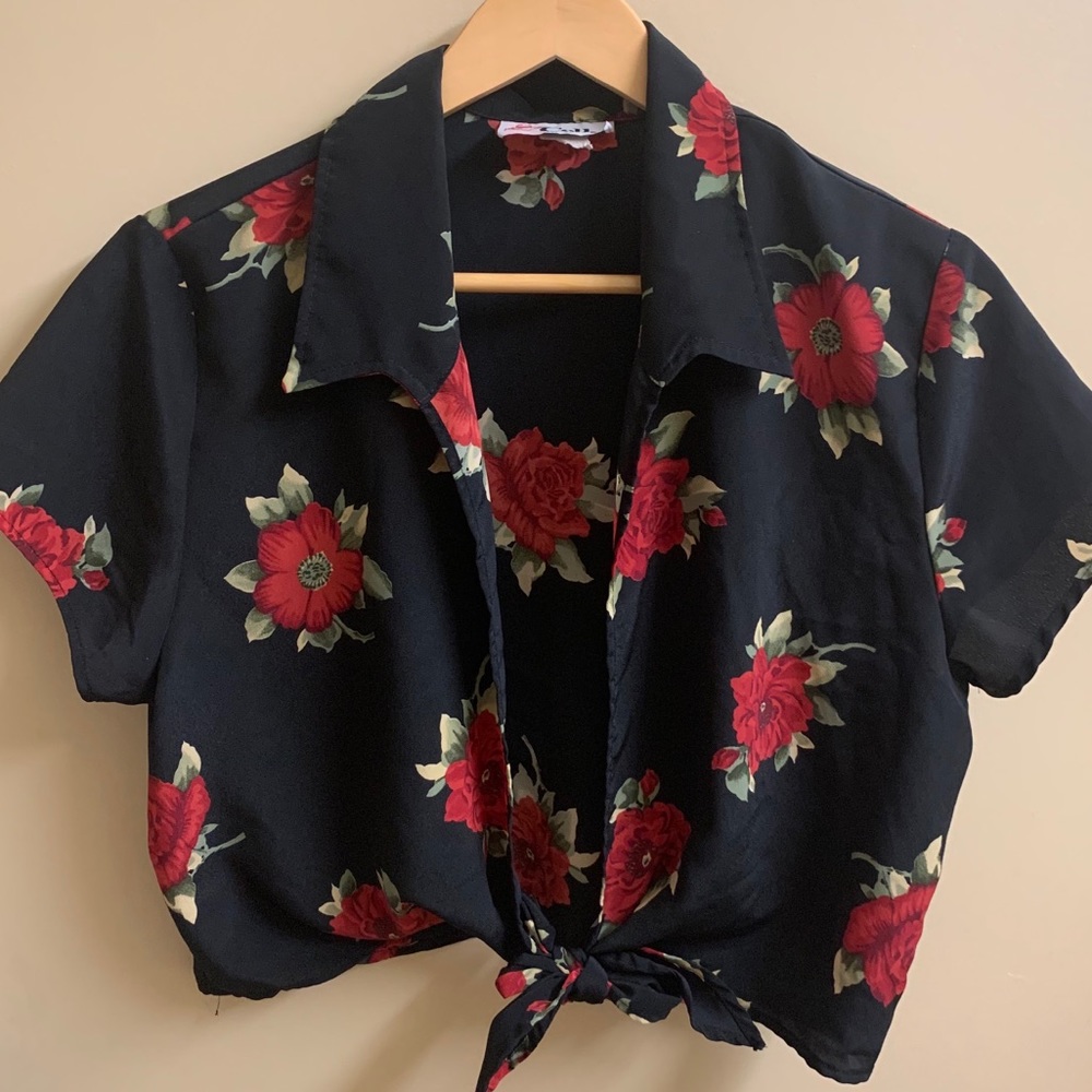 Lovely floral printed bloiuse 🌹
